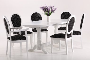 Bir masa sandalye ile