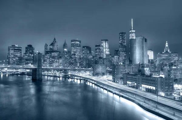 맨해튼과 브루클린 브릿지 야경 — 스톡 사진