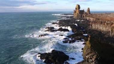 Sahilde dalgalar kopuyor