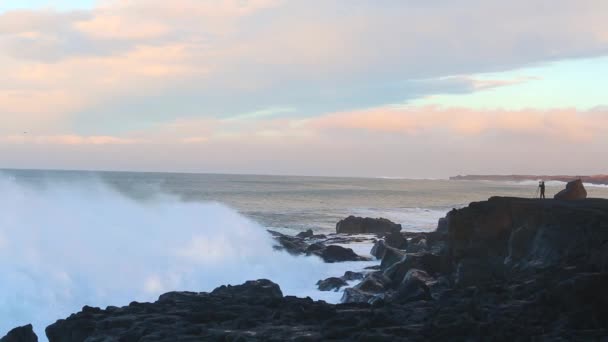 Olas rompiendo en la playa — Vídeos de Stock