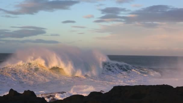 Olas rompiendo en la playa — Vídeos de Stock