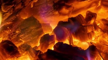 şöminede parlayan kömürler