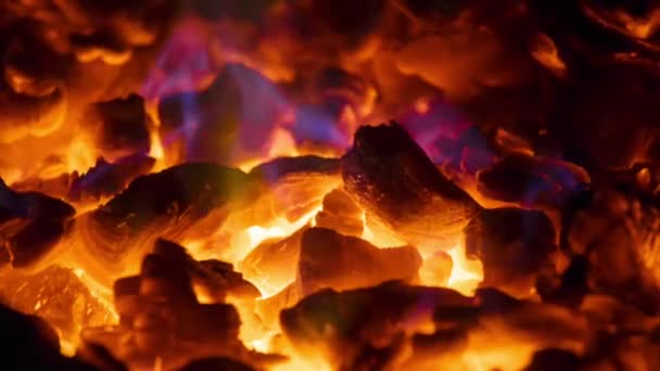 Glowing coals in the fireplace — Stock Video