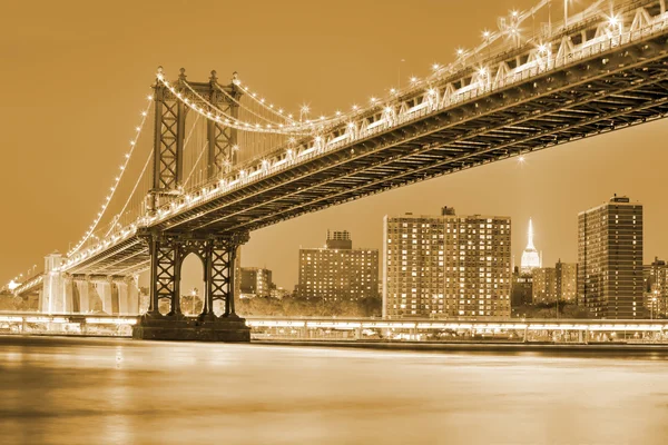 Puente de Manhattan vista nocturna — Foto de Stock