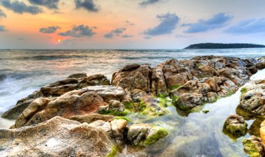 Deniz kıyısında gün doğumu