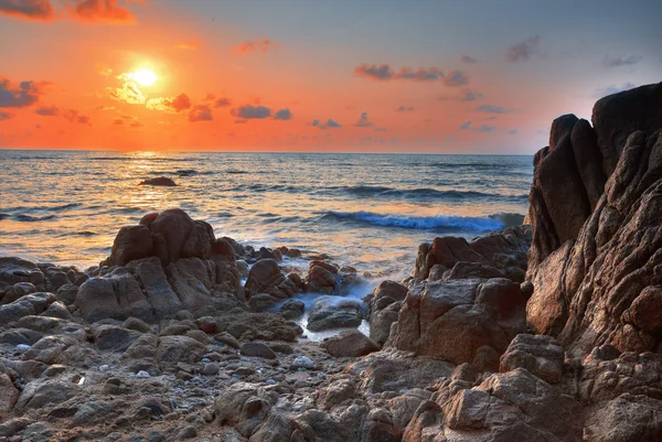 Salida del sol en la costa del mar — Foto de Stock