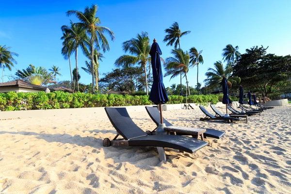 Sonnenliegen auf Sand — Stockfoto