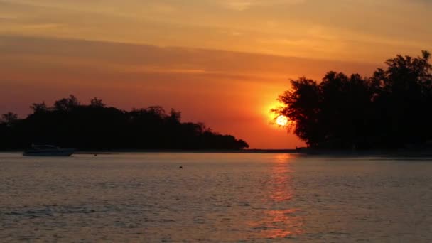 Nascer do sol na costa marítima — Vídeo de Stock