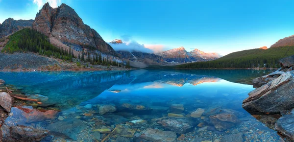 Moraine lake panorama — Stock Photo, Image