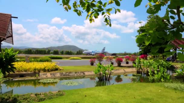 Samui airport runaway — Stock Video