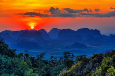 Krabi dağlarda günbatımı