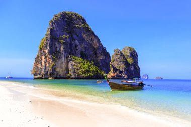 Railay beach üzerinde tekne