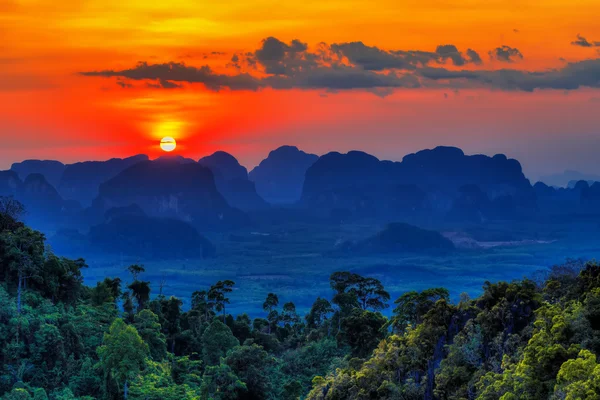 Coucher de soleil dans les montagnes de Krabi — Photo