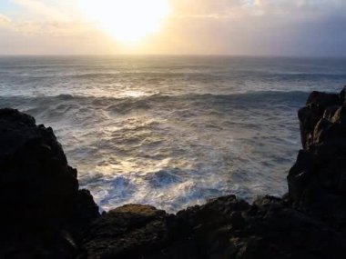 büyük dalgalar kayalar çökmesini