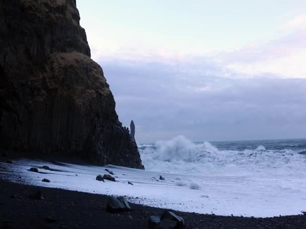 Волны бьются о скалы — стоковое видео