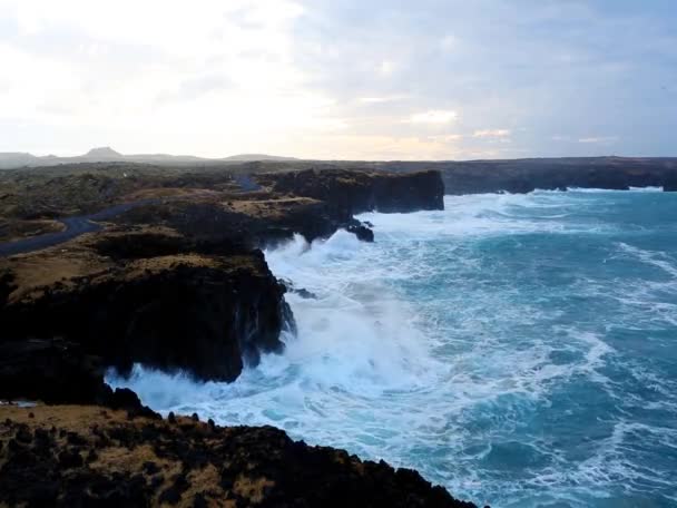 Olas chocando contra las rocas — Vídeos de Stock