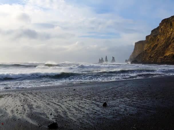 Golven die breken op de kust — Stockvideo