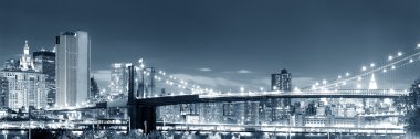 Brooklyn Köprüsü gece görünümü