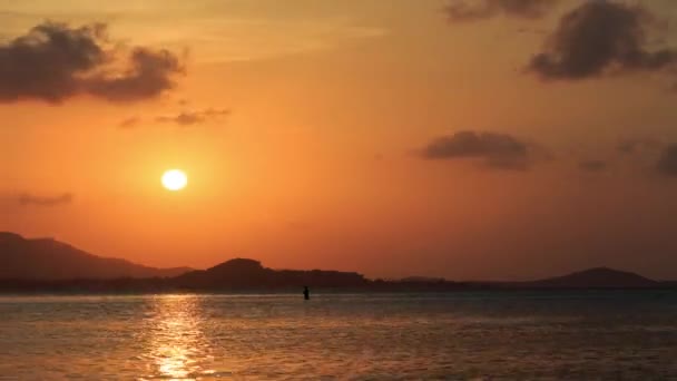 Zonsondergang over de zee in de haven — Stockvideo