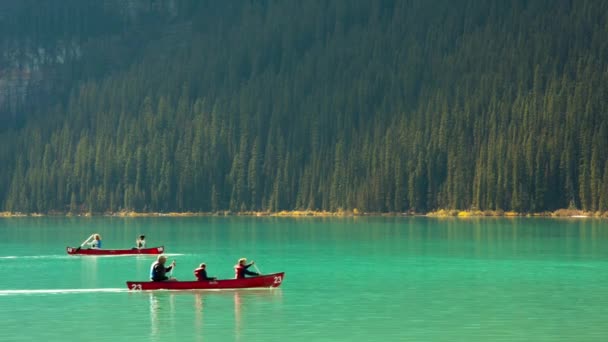 Lake louise kanoter — Stockvideo