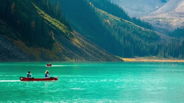 Lake Louise kanotpaddling — Stockvideo