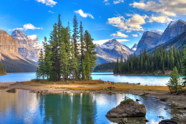 Duch Isalnd v Maligne Lake — Stock fotografie