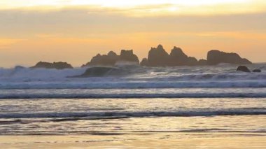 Pasifik kıyısında sörf