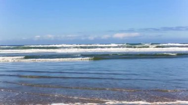 Pasifik sahilinde dalgalar