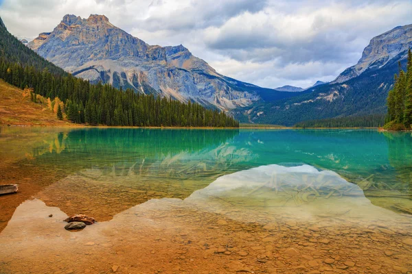 Emerald lake reflections — Stock Photo, Image