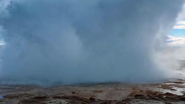 Strokkur geysir utbrott — Stockvideo