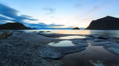 Lofoten Sahil gün batımında