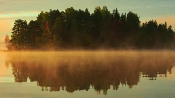 Движущийся туман над озером — стоковое видео