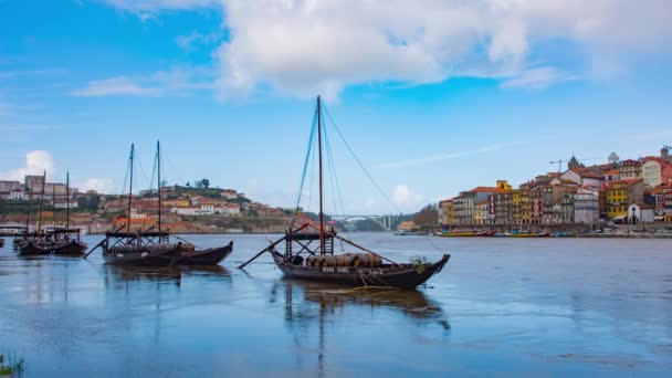 Barcos de transporte tradicionales en Oporto — Vídeo de stock