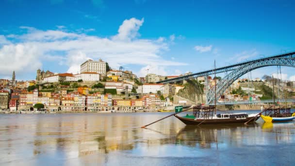 Barcos de transporte tradicionales en Oporto — Vídeos de Stock