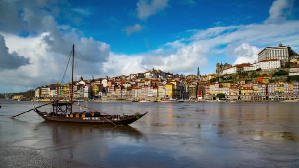 Barcos de transporte tradicionales en Oporto — Vídeo de stock