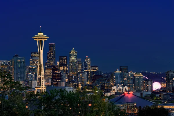 Space Needle e Seattle centro da cidade à noite — Fotografia de Stock