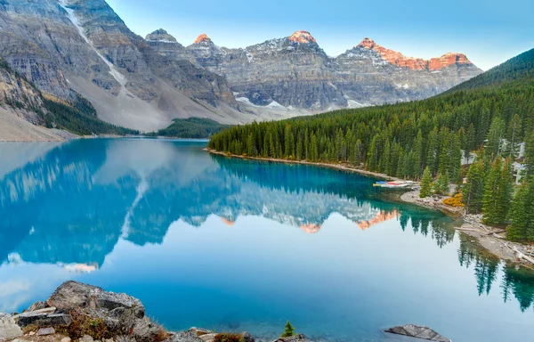 Napkelte: Moraine lake — Stock Fotó