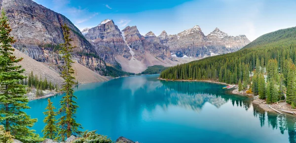 Sunrise at Moraine lake