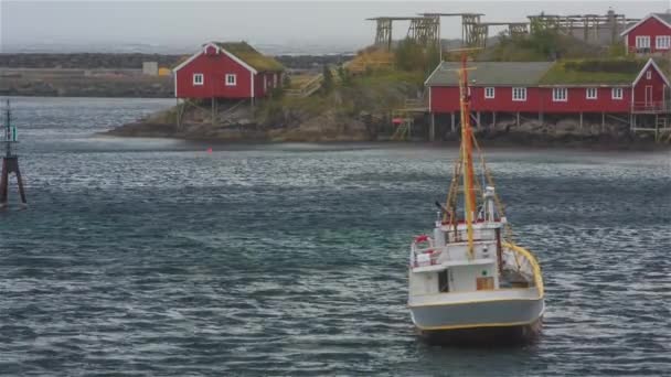 Bateau de pêche avec vent fort dans le golfe — Video