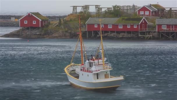 Fiskebåt med stark vind i viken — Stockvideo