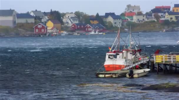 Fiskebåt med stark vind i viken — Stockvideo