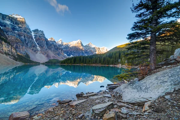 Napkelte: Moraine lake — Stock Fotó