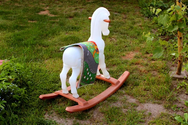 Κουνιστό άλογο - ένα παιχνίδι για τα παιδιά. Εικόνα Αρχείου