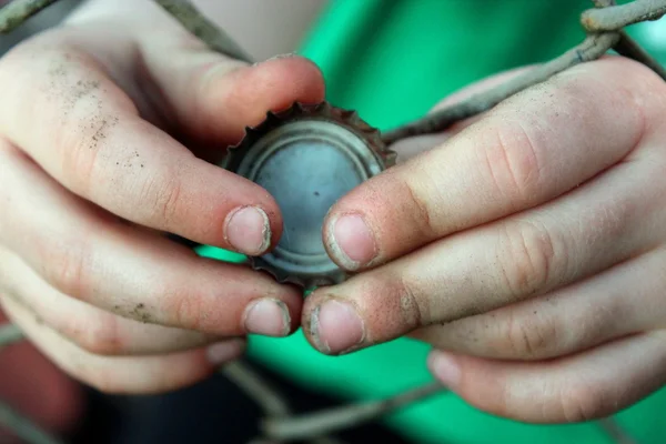 Bir çocuğun eline şişe kap.
