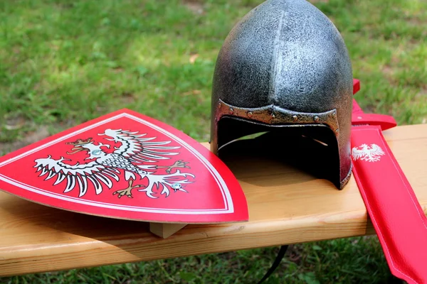 Miğfer, kalkan ve kılıç knight.