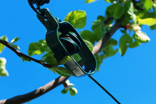 Gökyüzü arka plan üstünde metal etiket.