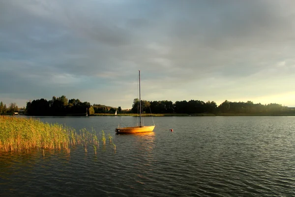 Lake Powidz Polonya üzerinden günbatımı.