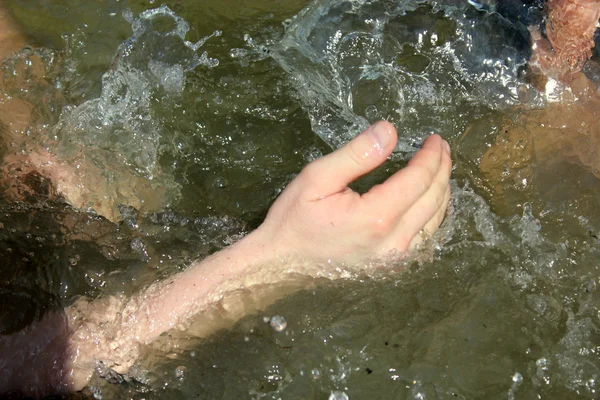 La main des hommes dans l'eau du lac . — Photo