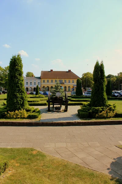 On yedinci yüzyıl topu parkta.