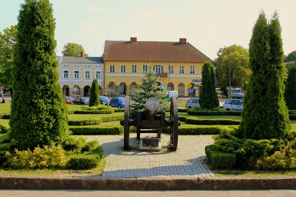 On yedinci yüzyıl topu parkta.